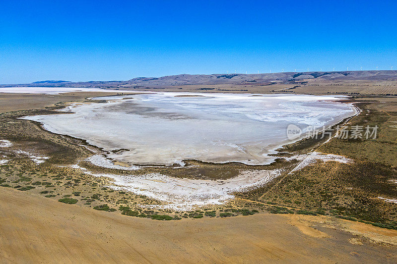 在干旱景观盐湖鸟瞰图:湖Bumbunga, SA